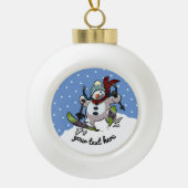 Skiing Snowman in Wooly Pet Cartoon Keramische Bal Ornament (Voorkant)