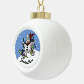 Skiing Snowman in Wooly Pet Cartoon Keramische Bal Ornament (Rechts)