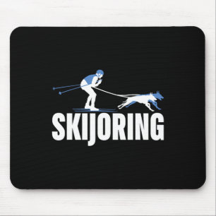 Skijoring Grappige Hond Trekt Ski Rijden Skiën Lie Muismat