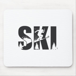 Skiliefhebbers van wintersport die met de bergen s muismat
