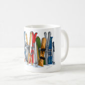 Skis en snowboards in de sneeuw. koffiemok (Voorkant rechts)