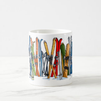 Skis en snowboards in de sneeuw. koffiemok