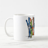 Skis en snowboards in de sneeuw. koffiemok (Links)