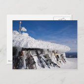 Skis in een skioord, Lapland briefkaart (Voorkant / Achterkant)