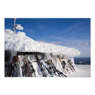 Skis in een skioord, Lapland fotoprint Foto Afdruk
