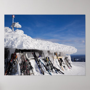 Skis in een skioord, Lapland poster