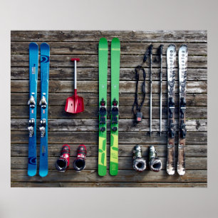 Skis, laarzen en skiapparatuur hangend aan de muur poster
