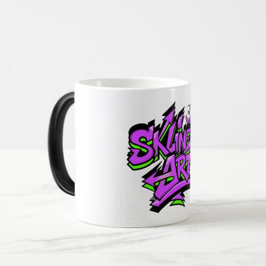 SklinesArt – Bold Graffiti Logo Magische Mok (Voorkant links)