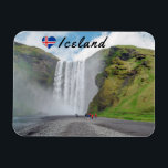 Skogafoss waterval - Skogar, IJsland Magneet<br><div class="desc">Toeristen die naar de waterval van Skogafoss lopen - Zuid-IJsland. De Skogafoss is een van de grootste watervallen in het land met een breedte van 15 meter en een daling van 60 meter.</div>
