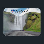 Skogafoss waterval - Skogar, IJsland Magneet<br><div class="desc">Toeristen die naar de waterval van Skogafoss lopen - Zuid-IJsland. De Skogafoss is een van de grootste watervallen in het land met een breedte van 15 meter en een daling van 60 meter.</div>