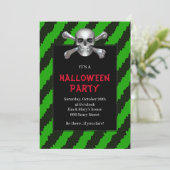 Skull and Crossbones Green Stripe Halloween Party Kaart (Staand voorkant)