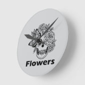 Skull and Flowers black and white Ronde Klok (Hoek)
