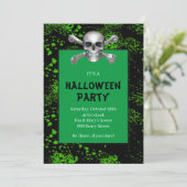 Skull Crossbones Green Splattered Halloween Party Kaart (Staand voorkant)