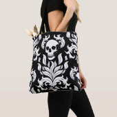 Skull Flame Damask in grimmig wit op zwart Tote Bag (Dichtbij)