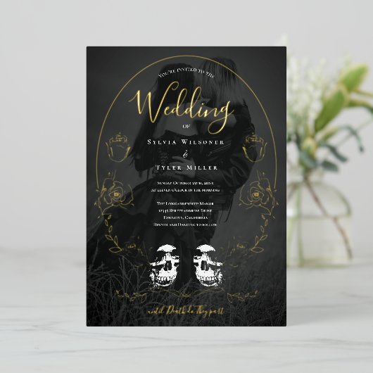 Skull Floral Black Foto Gothic Wedding Folie Uitnodiging (Staand Voorkant)