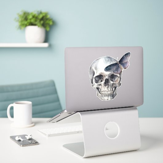 Skull Moth Sticker (Laptop op bureau)
