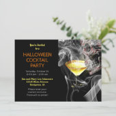 Skull Sipping Martini Halloween Cocktail Party Kaart (Staand voorkant)