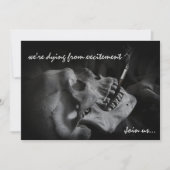 Skull Smoking Cigarette Halloween Party Invitation Kaart (Voorkant)