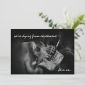 Skull Smoking Cigarette Halloween Party Invitation Kaart (Staand voorkant)