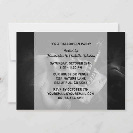 Skull Smoking Cigarette Halloween Party Invitation Kaart (Achterkant)