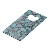 Skulls en harten op zwarte achtergrond 2 creditkaart flessenopener (Voorkant Gekanteld)