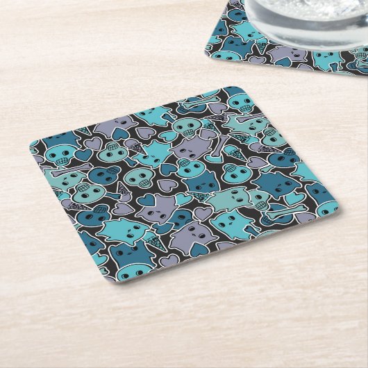 Skulls en harten op zwarte achtergrond 2 kartonnen onderzetters (Schuin)