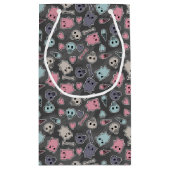 Skulls en harten op zwarte achtergrond klein cadeauzakje (Achterkant)