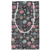 Skulls en harten op zwarte achtergrond klein cadeauzakje (Voorkant)