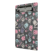 Skulls en harten op zwarte achtergrond mini klembord (Angled2)