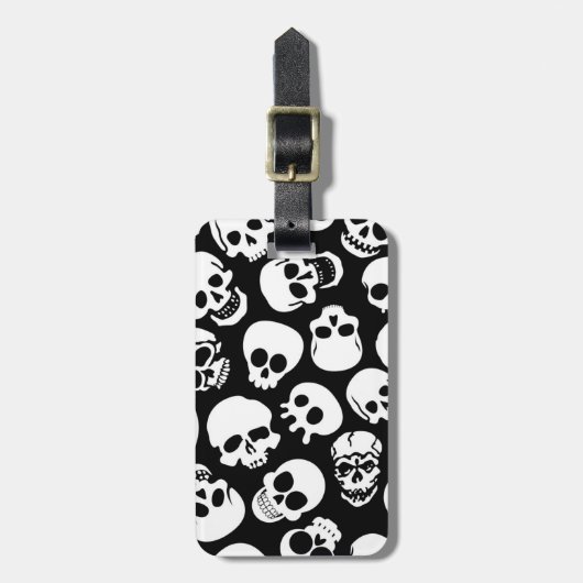 Skulls in Black Background Pattern Bagagelabel (Voorkant verticaal)