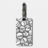 Skulls in Black Background Pattern Bagagelabel (Achterkant verticaal)