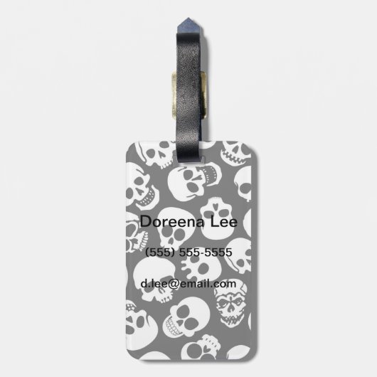 Skulls in Black Background Pattern Bagagelabel (Achterkant verticaal)