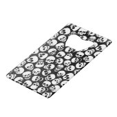 Skulls in Black Background Pattern Creditkaart Flessenopener (Voorkant Gekanteld)
