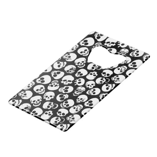 Skulls in Black Background Pattern Creditkaart Flessenopener (Achterkant Gekanteld)