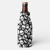 Skulls in Black Background Pattern Flesjeskoeler (Fles Voorkant)