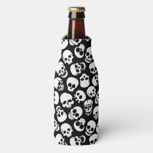Skulls in Black Background Pattern Flesjeskoeler (Fles Voorkant)