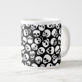 Skulls in Black Background Pattern Grote Koffiekop (Voorkant rechts)