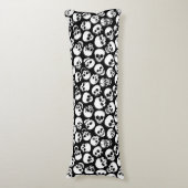 Skulls in Black Background Pattern Lichaamskussen (Voorkant Verticaal)