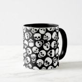Skulls in Black Background Pattern Mok (Voorkant rechts)