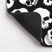 Skulls in Black Background Pattern Muismat (Hoek)