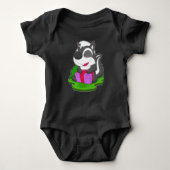 Skunk Christmas Package Romper (Voorkant)