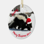 Skunk in Santa Hat Ceramic Ornament (Rechts)