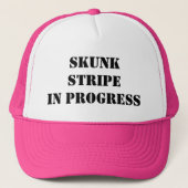 Skunk Stripe in beweging in roze Trucker Pet (Voorkant)