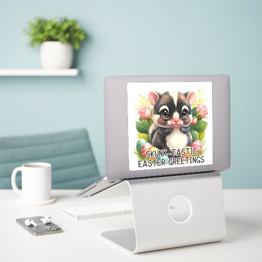 Skunk-tastic Pasen Groeten - Pasen Sticker (Laptop op bureau)