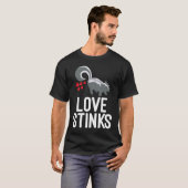 Skunk Valentijnsdag Liefde Stinks T-shirt (Voorkant volledig)