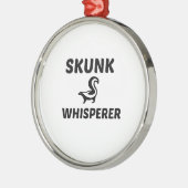 SKUNK WHISPERER METALEN ORNAMENT (Links)
