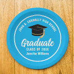 Sky Blue Afstuderen Custom 2025 Graduation Party Papieren Bordje<br><div class="desc">Dit moderne hemelsblauwe en witte aangepaste afstudeerpartijpapier bord bevat stijlvolle typografie van uw middelbare school of universiteitsnaam voor de klas van 2025. Pas je aan met je afstudeerjaar onder het chique handgeschreven script en zwart afstudeerders pet voor een geweldige persoonlijke afstuderen.</div>