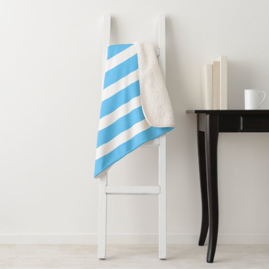 Sky Blue and White Cabana Stripes  Sherpa Deken (In situ)