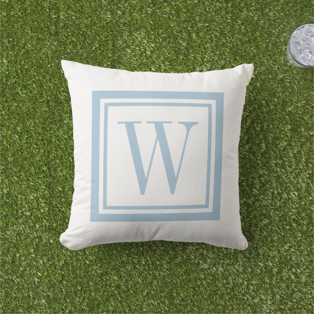 Sky Blue and White Classic Square Monogram Buitenkussen (Gras)