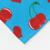 Sky blue cherry hearts fleece deken (Hoek)